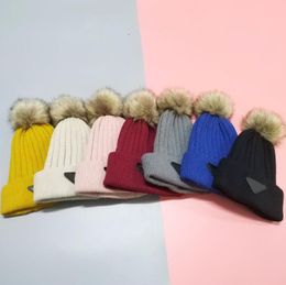 Diseñadores Beanie Sombreros cálidos Plush otoño Invierno Mujeres de color sólido Pomm Poms Gasto de lana de punto de punto