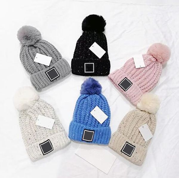 Designers Beanie Chapeaux Femmes Élégant Automne Cap Lady Mode Pom pom Tricoté Épais Chaud Chapeau Loisirs Équipé Bonnets De Laine Cadeaux Exquis