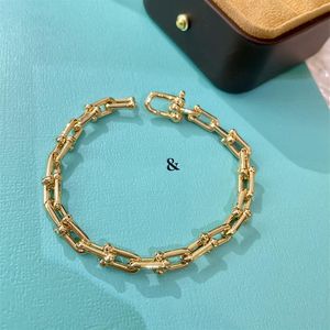 Bracelets de créateurs Luxurys Femmes Charm Bracelet Papillon Solide Couleur Design Bijoux avec bracelets Boutique Mariage Wear Jewelry242f