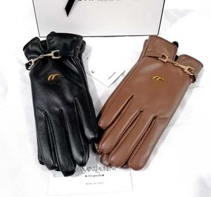 Designers marques luxe cinq doigts gants de haute qualité en cuir en cuir lettres classiques gant gant mode hiver chaud de loisirs mittens 555
