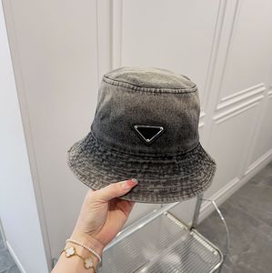 Chapeau de seau de concepteurs Chapeau de luxe Chapeau de conception de couleur unie Version de haut niveau chapeau de soleil de voyage de mode Loisirs nouveau chapeau quatre saisons peut porter Matériel de denim Magasins d'usine