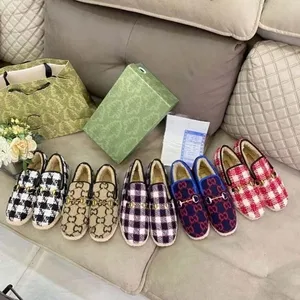 Diseñadores mocasines con hebilla Suelas planas de paja para mujer con terciopelo a cuadros Zapato Doble G Cinta a rayas rojas y verdes Suelas de cuero Tacón plegable desgaste diseño mocasín 01