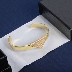 Ontwerpers dikke gouden manchet armbanden diamantbangle hoogwaardige driehoek p open armband casual sieraden