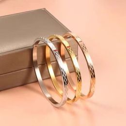 Ontwerpers Classic Gold Verbatte armband Minimalistische stijl Hoogwaardige Romantische liefde Gift Bracelet Modieuze trendy dames armband Verjaardagsfeestje