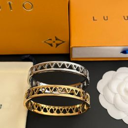 Diseñadores Carta clásica Brazalete Estilo de lujo Para mujer Charm Brazalete Caja Embalaje Boutique Pulsera Chica Familia Cumpleaños Regalo de boda Brazalete chapado en oro