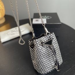 Diseñadores Bolsas cruzadas Marca de lujo para mujer Bolsa de sobre de nailon Paquete de hombro Bolsa de cubo Top P Triángulo Bolso de cubo amarillo Cubierto con cristal de diamante 13x10 cm