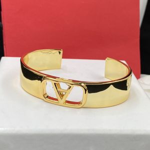 Les créateurs conçoivent des bracelets de lettres pour femmes à la mode pour les mariages, des conceptions spéciales pour les cadeaux de fête de bijoux
