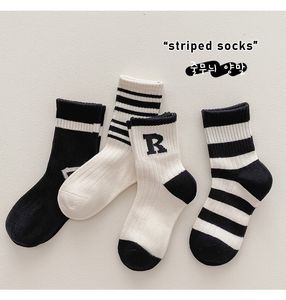 Designers Design Haute Qualité Bébé Garçons Filles Mode Grands Enfants Chaussettes En Coton Jeunesse Noir Et Blanc Rayé Enfants Chaussettes Mi-tube