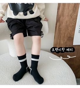 Ontwerpers ontwerpen hoogwaardige jongensmeisjes mode grote kinderen katoensokken jeugd zwart en wit gestreepte kinderen middenbuis sokken