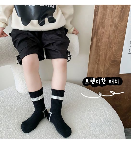 Designers Design Haute Qualité Garçons Filles Mode Grands Enfants Coton Chaussettes Jeunes Noir Et Blanc Rayé Enfants Mi-tube Chaussettes