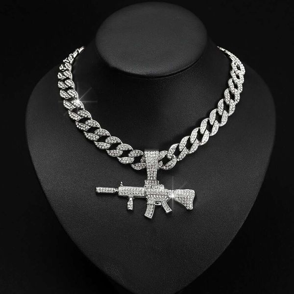 Designers Design Cadeaux de vacances Hip Hop Diamond Gun Pendant Pendant Trendy Club Night Accessoires Collier Collier en alliage en alliage en alliage en diamant complet personnalisé