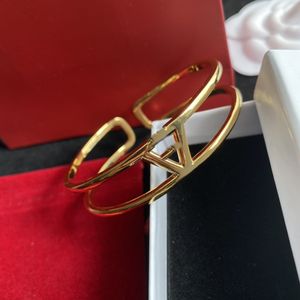 Les designers conçoivent des bracelets de lettres pour femmes élégants et atmosphériques avec des designs spéciaux pour les cadeaux de fête de bijoux