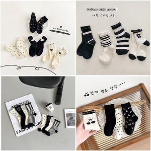 Designers Design Wave Point Toddlers Baby High Quality Nouveaux garçons Girls Fashion Enfants Coton Breatch Cotton Chaussures à rayures en noir et blanc