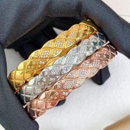 Diseñadores Pulsera de diamantes Diseñador de joyas para mujeres Lujos Acero inoxidable 18k Oro Patrón de rombo Pulsera con dijes Moda Elegante Fiesta simple Regalo de joyería