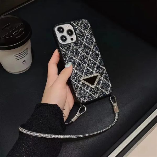 Diseñadores Diamond Phone Case Cadena de cuero Moda Teléfonos a prueba de golpes Cajas para iPhone 15 14 11 12 13 Pro Max para mujer Aslant Phone Cover G24359PE