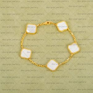Designers trèfle à quatre feuilles bracelet bracelets pour femmes bijoux en forme de fleur bracelet charmes nacre pandent colliers plaqué argent or cadeaux de fiançailles