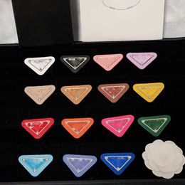 Designers Géométrique Diamant Broches De Luxe Femmes Marque Logo Broche Conception Exquise Broche En Or De Mode En Acier Inoxydable Solide Couleur Broches Amour Cadeaux Bijoux