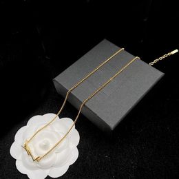 Diseñadores Collar de oro Letras Colgante Collares de amor Lujos Diseñador Pulseras de perlas para mujeres Joyería de moda con caja 2211047271x