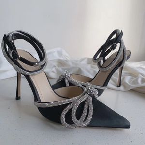 Designers Sandales à talons pour femmes mach Satin Fashion party sexy Bow Chaussures de robe de mariée Cristal Agrémenté strass chaussure talon aiguille sandale à bride à la cheville