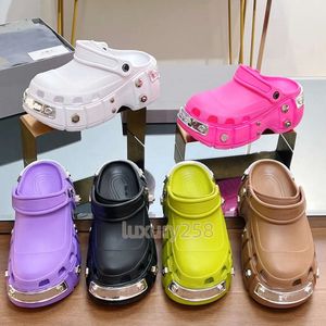 Sandales de luxe de créateur chaussures de trou de caoutchouc de haute qualité