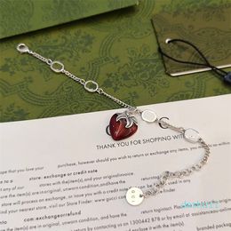 Designers Bracelet innovant plaqué or fait de matériau de cuivre Bracelet à la fraise rouge Bracelet Bracelet de style minimaliste personnalisé