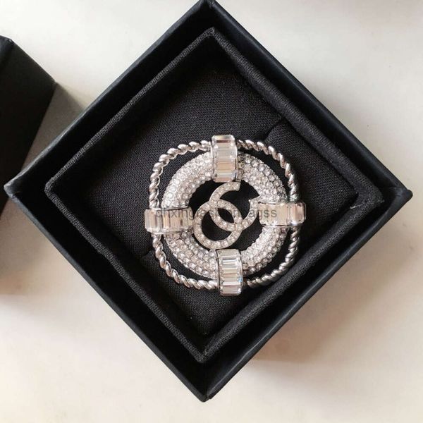 Diseñadores de joyería Channell Atmosphere Nuevo escote Traje personalizado con clip de broche de material de latón con incrustaciones de diamantes
