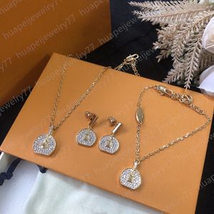 Designers Sieraden Set Mode Vrouwen Parfum Fles Hanger Kettingen Letter Ketting Rvs Armbanden Diamond Inlay Studs Oorbellen