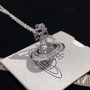 Ontwerpers juwelen Vivienne Empress Dowager XI's nieuwe single-layer volledige diamanten planeet ketting met een gemiddelde gelaagde neutrale stijl en temperament