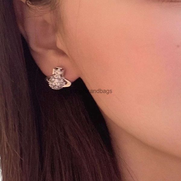 Designers Jewels Vivienne Empress Dowager Xi les mêmes boucles d'oreilles Saturne creux de diamant complet pour les femmes à la mode et au design de niche