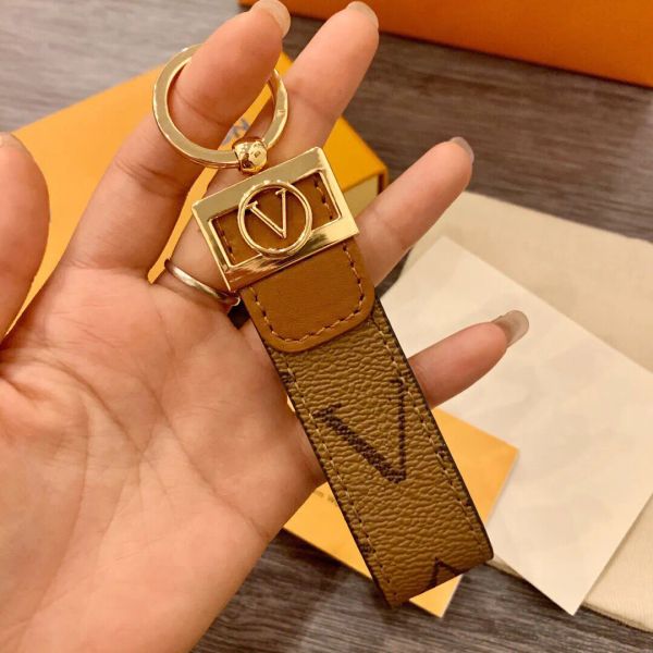 Designers Keychains S Keychain Metal Sense Cuir Design Fashion Style Casual Key Chain Tempérament Popular Popular Hanging Sac Téléphone Lettre V Case V