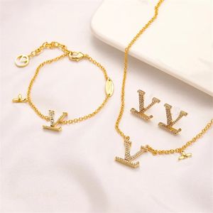 Designers Lettre Bracelet Collier Bracelet 18k Gold Gold Crystal Geometric Geometric Earge pour les accessoires d'ensemble de bijoux de fête de mariage