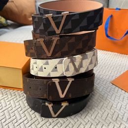 Diseñadores Letras Cinturones para hombre para mujer Moda de alta calidad Cinturón de cuero de lujo Hebilla de oro Correa de negocios casual de alta calidad con caja 10A