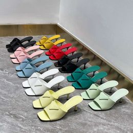 Diseñadores Logotipos Zapatillas Sandalias de charol Tacones con tapa Triángulo invertido Color Cuero puro Plano Carta alta Estilista Mujer Chanclas Zapato Kgwi