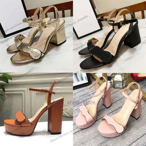 Ontwerpers Luxe High Heel Dames Sandalen Metallic Laminaatleer Flat Middle Heel Sandaal Sandaal Sandaal Sandaal Sandel Bruidschoenen Dress Shoe met doos No021