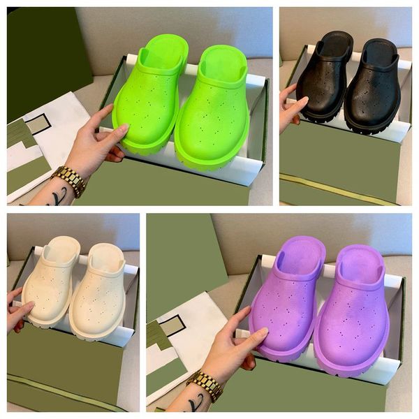 Diseñadores Sandalias de lujo Color sólido Alfabeto Diseño de moda antideslizante Suela Sandalias Versátil hotel de interior Zapatos de fondo grueso Alta calidad agradable bueno