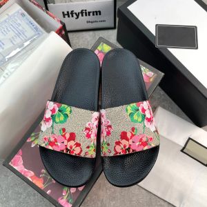 Designers Hommes Femmes Pantoufles Designer Diapositives En Caoutchouc Sandale Fleurs Plates Strawberry Tiger Bees Vert Rouge Blanc Web Mode Chaussures Plage Tongs Flower Box 35-46