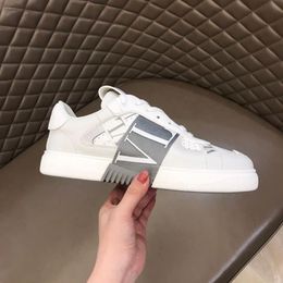 Nouvelles chaussures décontractées de marque des créateurs, chaussures de sport pour hommes et femmes, chaussures plates punk à coupe basse, planches à roulettes en cuir de mode imprimées et épissées.