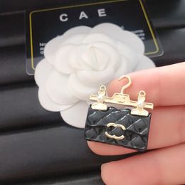 Diseñadores Nuevo broche chapado en oro hecho de material de acero de titanio Bolso de regalo de alta calidad broche de joyería de alta calidad boutique boutique boutique Box