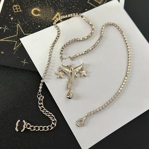 Ontwerpers Nieuwe schoenvormige schoenvormige hangersontwerp Exquise 18K vergulde modieuze trend ketting hoogwaardige diamant ingelegde ketting met doos