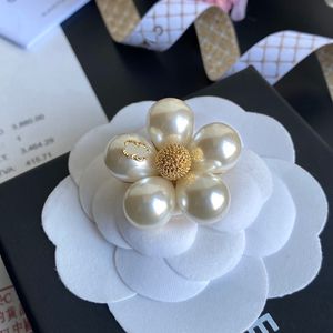 Ontwerpers Nieuwe bloembladenvormige broche boetiek 18K vergulde modieuze modieuze veelzijdige charme meisje broche hoogwaardige sieraden hoogwaardige kledingbroche bijpassende doos