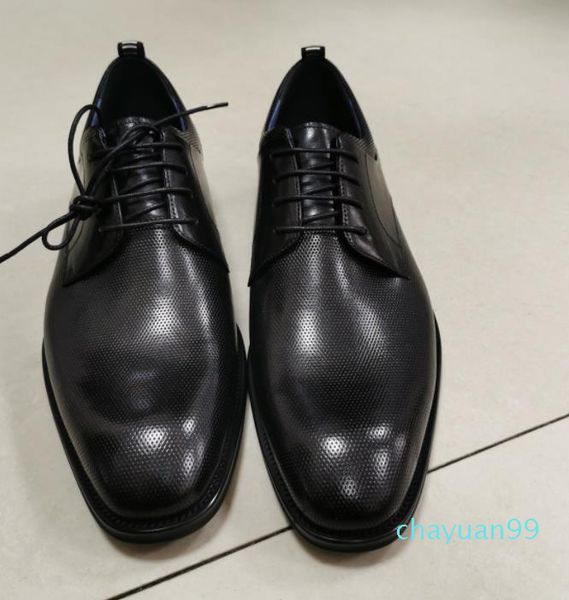 Les concepteurs de chaussures en cuir pour hommes utilisent un trou rond respirant en cuir de vachette, un latex enveloppant la bouche, doux et ajusté, n'ont pas besoin de 2021