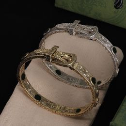 Designers Rétro Palais Bracelet Luxurys Exquis Bracelet En Métal Sculpté Hommes Femmes Designer Vintage Poignet Bijoux Classique Lettre Relief Bracelet