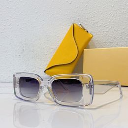 Les lunettes de soleil rétro des créateurs présentent les options de couleurs les plus populaires disponibles aujourd'hui avec les lunettes de soleil luxueuses pour femmes L40110 disponibles en plusieurs couleurs.