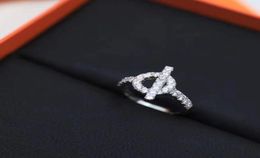 Diseñadores Ring Fashion Light Luxury Lock Design Band Rings Trend de personalidad Letter Diamond Letter Women039s Regalos de joyería Versátiles J7856950