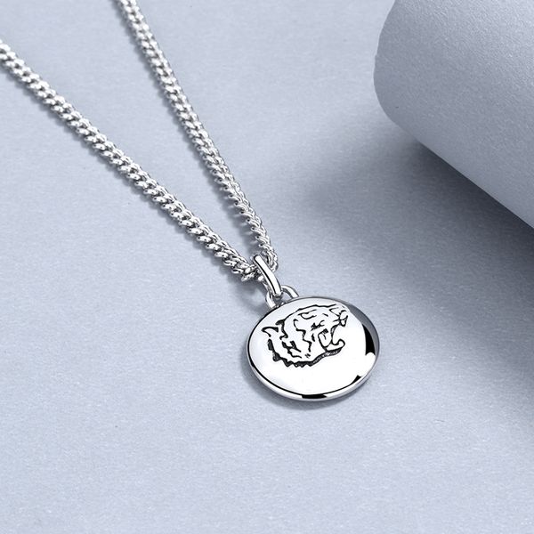 Designers S925 Sterling Silver Love Intrépide Vintage Tête de Tigre Pendentif Rond Chaîne de Clavicule Hommes et Femmes Couples Paragraphe Personnalité Cent Match Collier