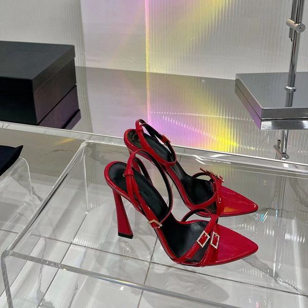 sandalias de diseñador Moda tacones rojos para mujer Zapatos de vestir de novia de satén 100% cuero Botón adornado banda estrecha hebilla correa zapato tacones de aguja Sandalia con caja