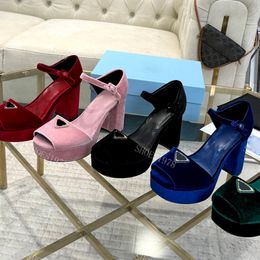 Diseñadores Sandalias Plataforma zapatos de talón para mujeres Velvet clásicos Decoración de hebillas triangulares 9.5 cm Sandalia de tacón de tacón de alto tacón 35-42
