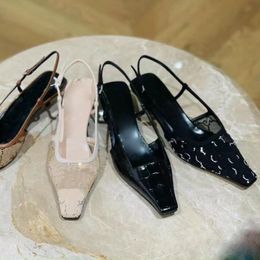 Diseñadores Sandalias Zapatos de vestir de gasa sexy Decoración de diamantes de imitación Calico Lujo Pequeño Cabeza cuadrada Tacones de gatito Mujer Zapato de diseñador Tacones de gato Sandalia