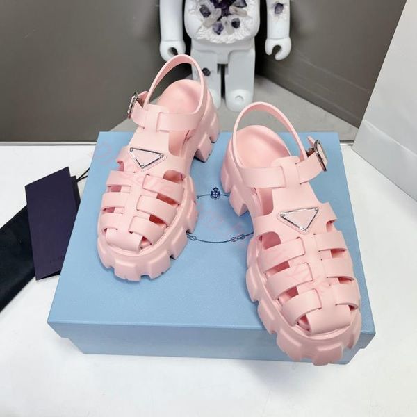 Diseñadores Sandalias Zapatillas Mujer Nieve Rosa Azul claro Espuma Suela de goma Zapatillas gruesas ligeras Triángulo Zapatillas de metal Verano Vintage Sandalias de playa Diapositivas