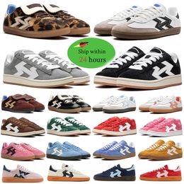 2024 Designers Chaussures Chaussures décontractées pour hommes Femmes Grey Gum Shoe Sneakers Blanc Blanc Blue rose rose vert foncé Purple Mens Trainer 36-45